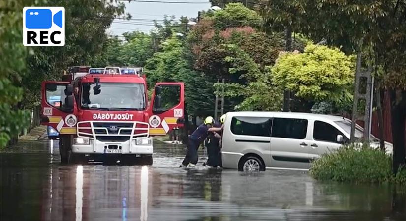 Elárasztotta Budapestet a vihar – autók rekedtek a vízben, tetőket bontott a szél