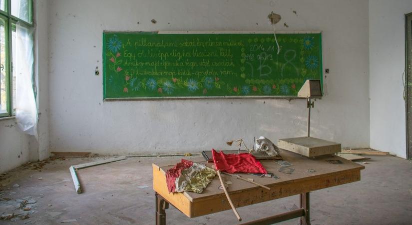 Poharak a földön és megható üzenet a táblán: mindent hátrahagyva tűntek el az általános iskola diákjai