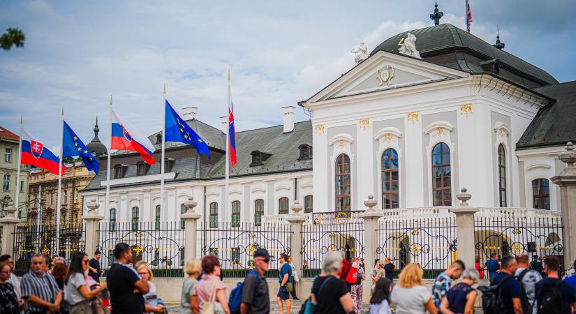 Közel tízezren vettek részt a nyitott ajtók napján a Pozsonyi Elnöki Palotában