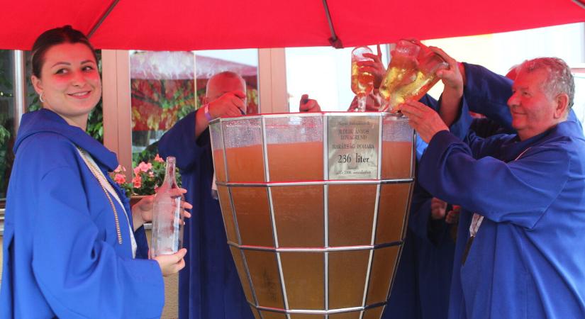Országos rekord született ma Szímőn: 225 liter fröccsöt kevertek be a Jedlik téren
