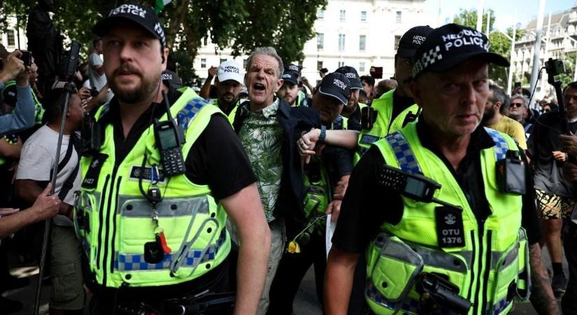 Pánik Londonban: merénylőnek hitt „fegyverest” vittek a földre a rendőrök, azt hitték, hogy tömeggyilkosságra készül (VIDEÓ)