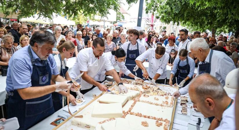 Rekordméretű édesség várta a szolnokiakat, a 950 szeletből semmi nem maradt –galériával, videóval