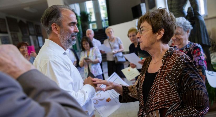 A ének-zenei tagozat diákjai idézték fel 60 év emlékeit a kecskeméti gimnáziumban – galériával