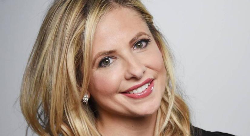A 48 éves Sarah Michelle Gellar fürdőruhában: karcsú, mint egy gazella