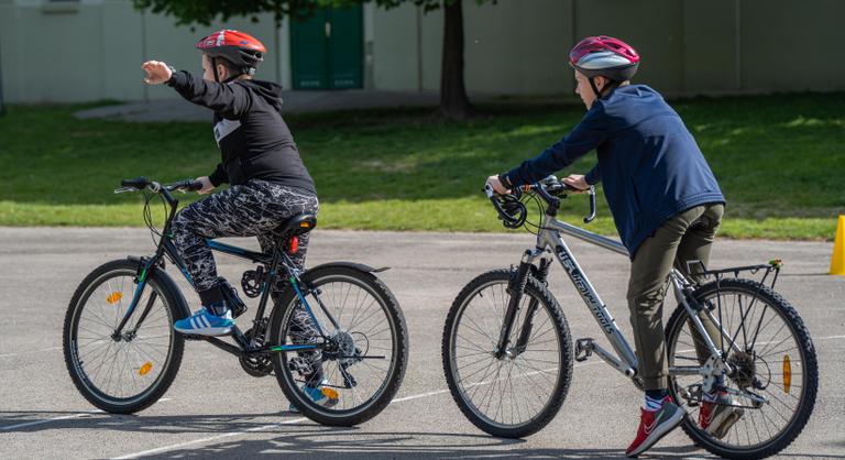 Két keréken iskolába, mire figyeljünk, ha gyermekünk biciklire pattanna az új tanévben
