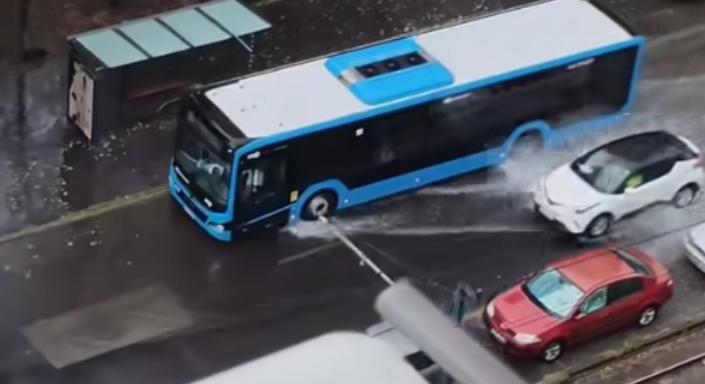 Térdig érő vízben gázoltak az autók a hatalmas vihar után
