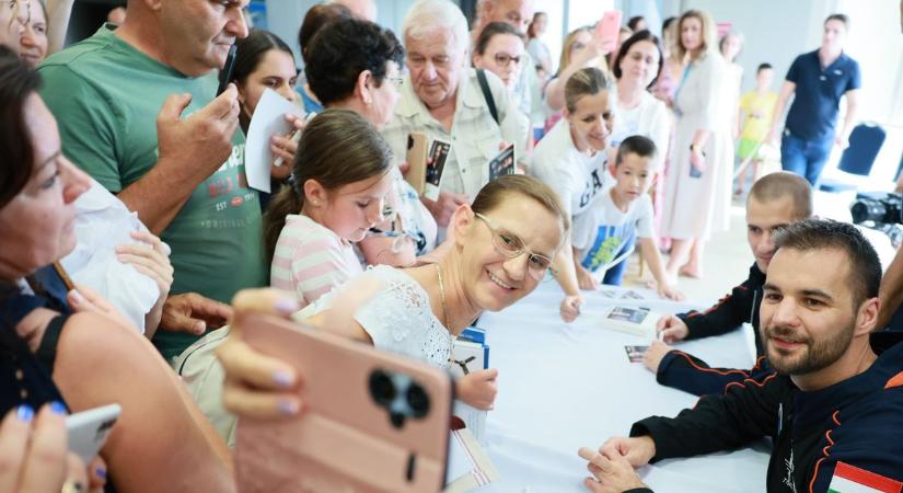 Ovációval, nagy ölelésekkel fogadták Kapu Tibort a nyíregyházi közönségtalálkozón