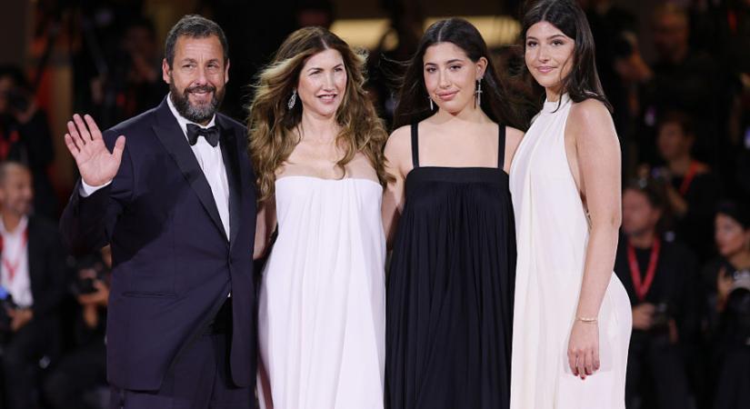 Adam Sandler a feleségével és a lányaival jelent meg a Velencei Filmfesztivál vörös szőnyegén - fotók