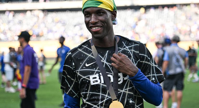 A Chelsea támadója már szinte aláírt a Bayern Münchenhez, de posztriválisa sérülése miatt inkább hazareptette csapata