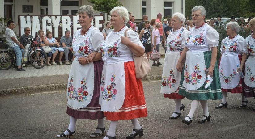 Szüreti felvonulással ünnepelték a 750 éves hevesi községet