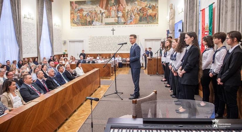 Közbeszólt az időjárás: Esős tanévkezdés Székesfehérváron ünnepi hangulatban