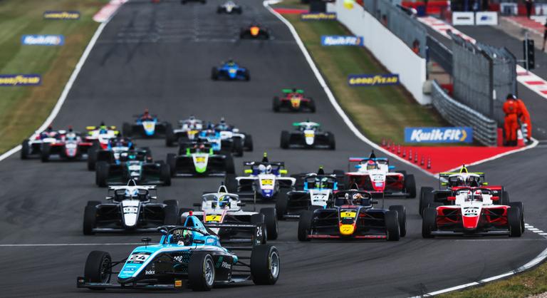 Közel járt az újabb győzelemhez Molnár Martin, hajrájához érkezett a brit Formula-4