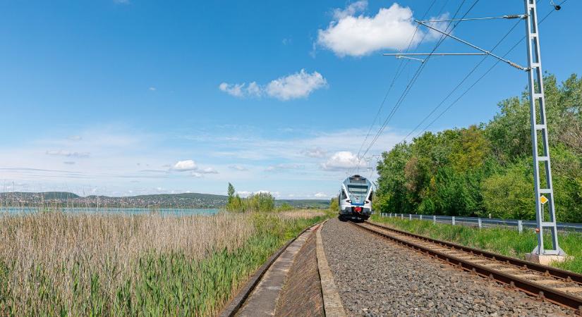 Szeptemberben is sűrűbben járnak a vonatok a Balatonhoz – mutatjuk, melyek