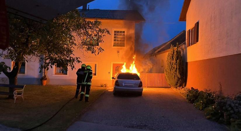 Hatalmas lángokkal égett egy autó Ausztriában - fotók