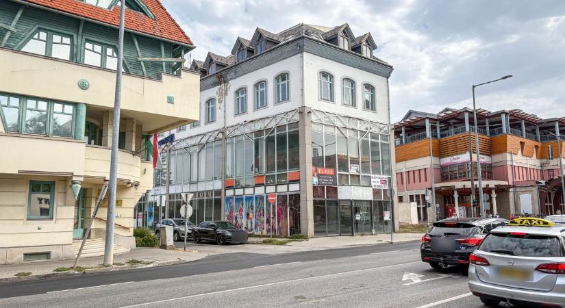 Eladó Szolnok egyik leghíresebb üzletháza, videón mutatták meg, mit kap a vevő a pénzéért
