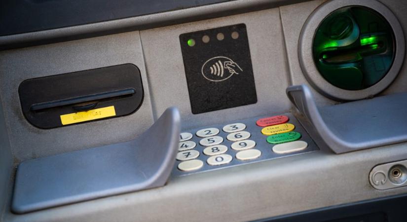 Egy éve ilyenkor: megadta a PIN-kódját a bankautomatának – csúnya vége lett az esetnek