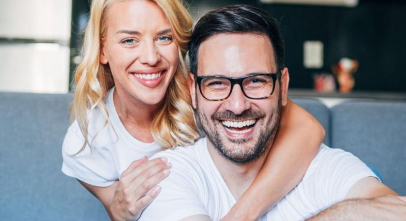 4 jel, hogy egy férfi valóban boldog a házasságában, és nem csak szerepet játszik