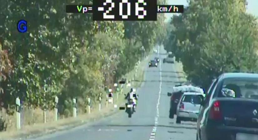 Több mint 200-zal száguldozott az ámokfutó motoros a főúton, mutatjuk, mekkora bírságot kapott