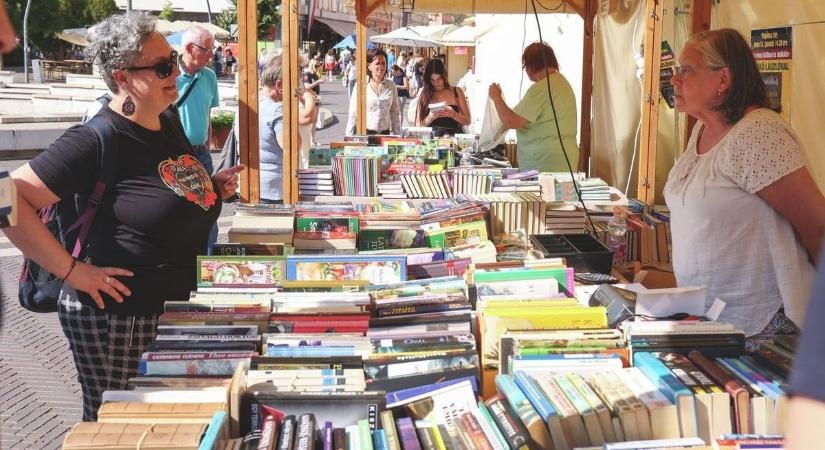 Közeleg az év legnagyobb könyvrohama: fillérekért adják a köteteket a vármegye két városában
