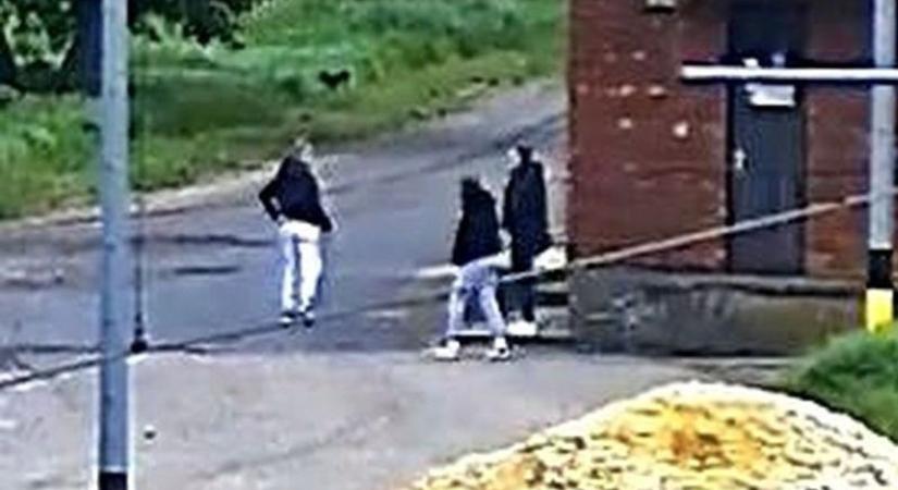 Bazaltköveket raktak a vasúti sínekre, keresi őket a rendőrség ( fotók)