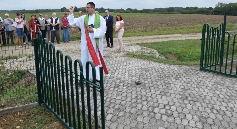 Egy avató, egy fotó a múltból és sok régi ismerős – új kerítést is avattak (galéria)