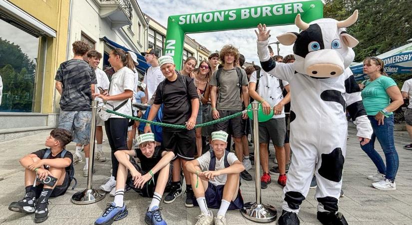 Jelentős csúszással adták át a Simon’s Burger új éttermét – megtudtuk, mikor nyitják meg az első külföldi egységüket