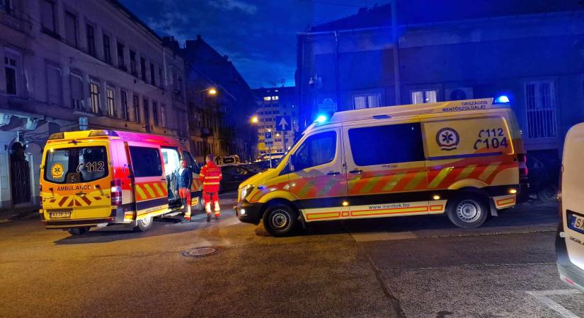 Bőrszíne miatt támadtak meg egy hajléktalant Józsefvárosban: a férfit életveszélyes állapotban vitték kórházba