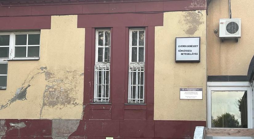 Röntgen nélkül küldték haza a törött lábú kisfiút a János kórházból: az orvos elismerte a hibát, a rendőrség mégis megszüntette a nyomozást