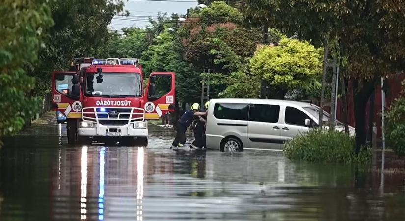Háztetőket bontott meg a vihar, villámárvizet okozott a hirtelen lezúduló csapadék