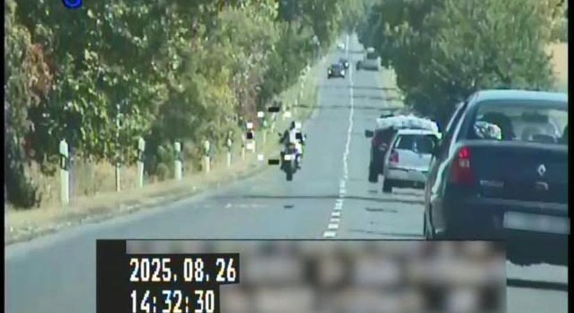 Brutális gyorshajtás: több mint a megengedett sebesség duplájával száguldott az elszabadult motoros
