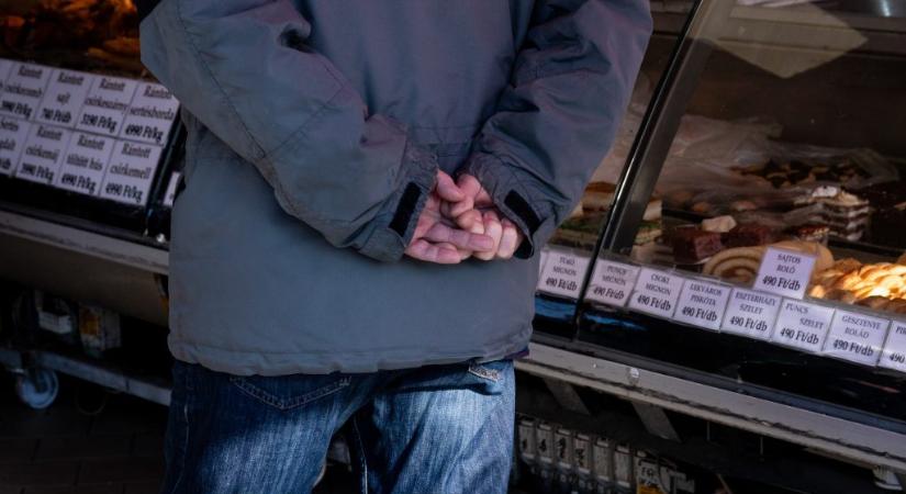 Hétfőtől csöngethet a postás a nyugdíjasoknak járó élelmiszer-utalványokkal