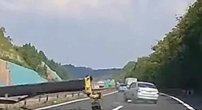 Félelmetes reflexekkel kerülte ki az autópályára boruló darut a sofőr