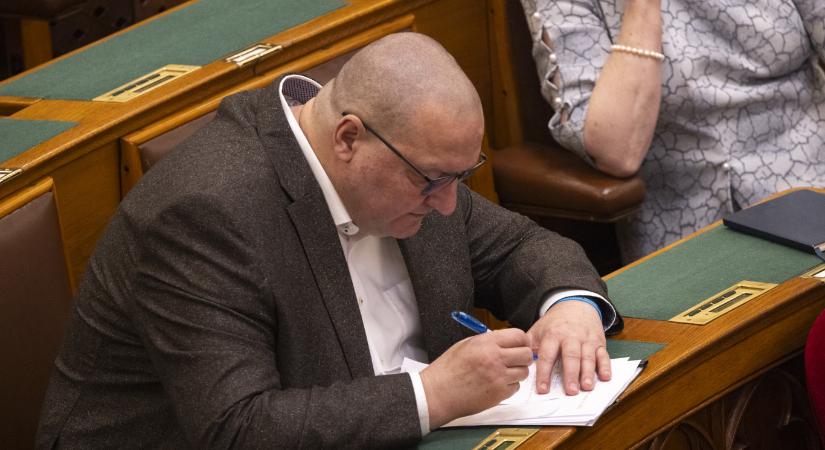 Németh Szilárd a Tisza állítólagos adóemelésével riogatja tanévkezdés előtt a tanárokat