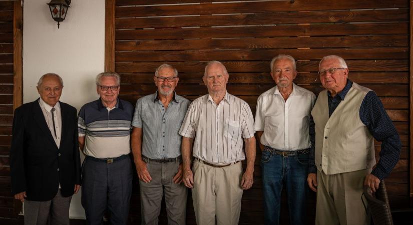 Az egri strand hangosbemondója hívta érettségire a 65 éve érettségizett dobós osztályt  galéria