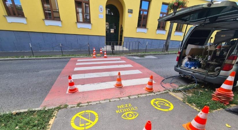 Új felfestések figyelmeztetneik a biztonságos átkelésre