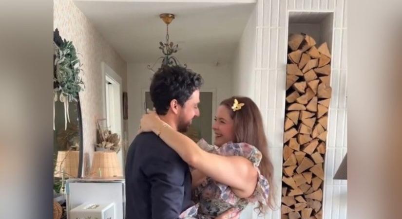 Vulgárisnak neveznek egy nőt, mert ez a ruhát vette fel egy esküvőre