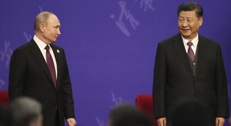 Donald Trump ennek nem örül, Putyin a béketárgyalás helyett Amerika riválisához megy