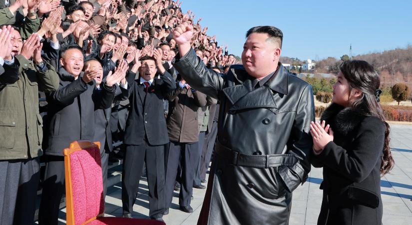 Kim Dzsong Un „szép életet” ígér az Oroszországban elesett katonák családjainak