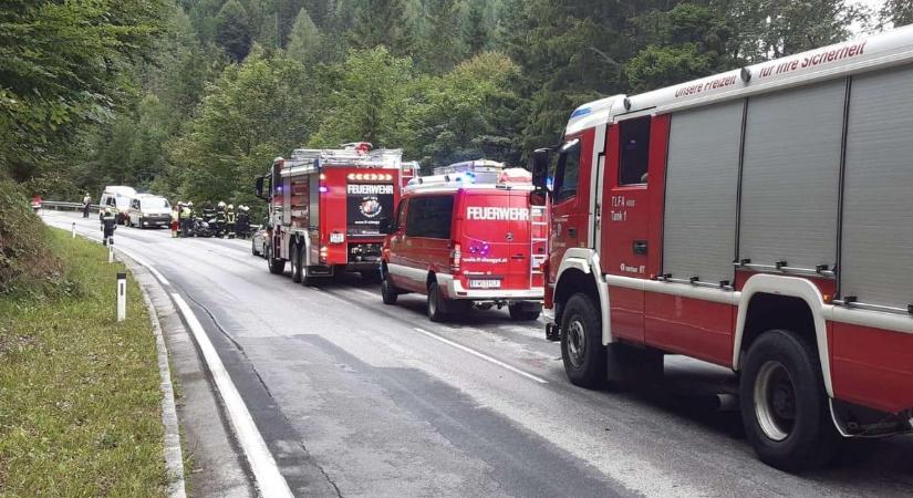 Súlyos baleset Ausztriában: 15 métert zuhant a mélybe a motoros