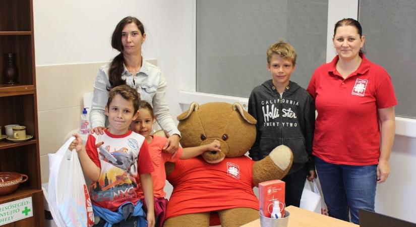 Iskolakezdésre segített a karitász