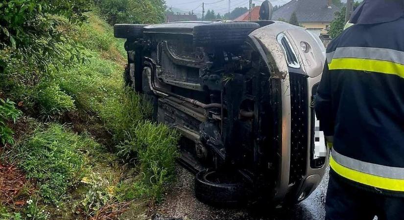 Oldalára borult egy autó a 82-esen, a benne utazók nem úszták meg ép bőrrel ( fotók)
