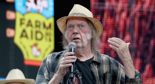 Neil Young nyíltan, brutális szöveggel szállt szembe Donald Trumppal