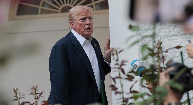 Kárt okozott a burkolatban, ezért kitiltott egy vállalkozót a Fehér Házból Donald Trump