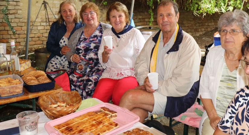 A nagy eső sem tudta elrontani a jó hangulatot, az összes galuska elfogyott Tevelen (képgalériával)
