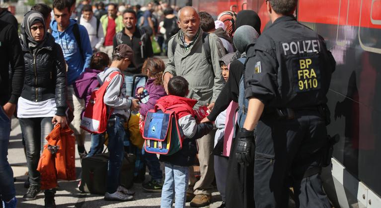 Tíz éve hangzott el Angela Merkel híres mondata és megindult a menekültáradat