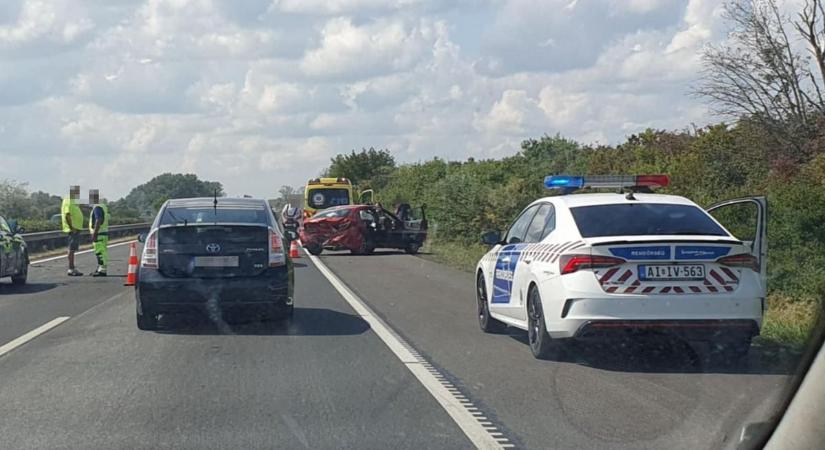 Helyszíni fotók az M3-ason történt hármas karambolról