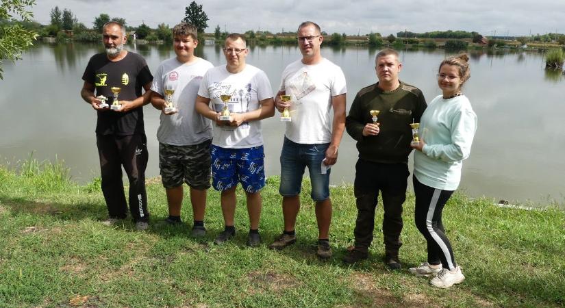 Görbültek a botok Bácsalmáson: több mint ezer kilogramm hal akadt horogra – fotók