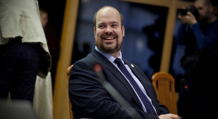 Új elnököt válsztott a Momentum