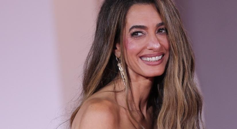 Katalin hercegnét is lepipálta: Amal Clooney felvette a világ legszebb fekete ruháját