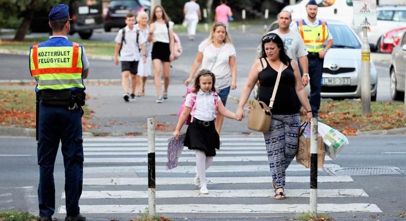 Sosem látott forgalomra kell számítani az iskolák körül – itt vannak a részletek!